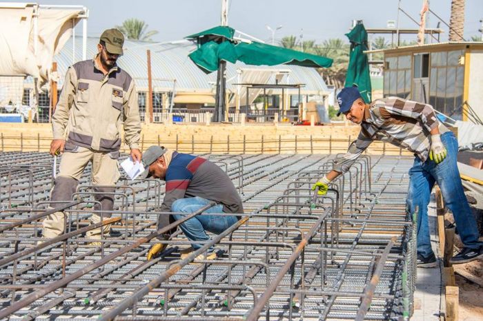 استمرار العمل في انجاز أعمال النجارة والحدادة في المساحة الخاصة للرواق الأمامي للحرم الشريف.