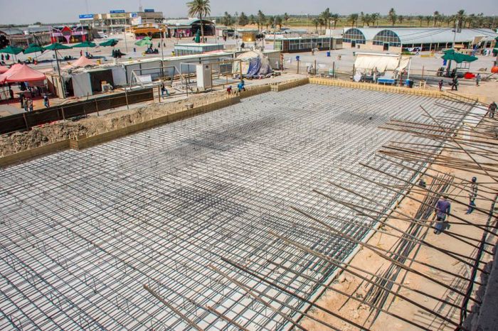 استمرار العمل في انجاز أعمال النجارة والحدادة في المساحة الخاصة للرواق الأمامي للحرم الشريف.