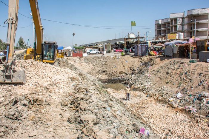 فرش طبقة الجلمود في المبزل المحاذي للمرقد الشريف .