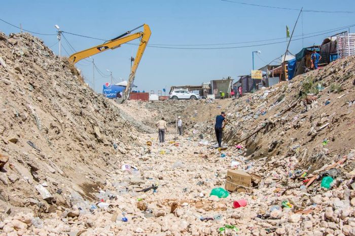 فرش طبقة الجلمود في المبزل المحاذي للمرقد الشريف .