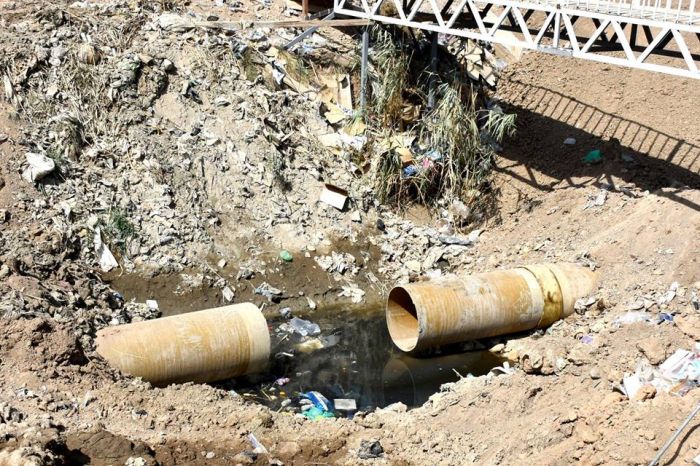 الكوادر الهندسية تستكمل اعمال دفن المبزل المحاذي للمرقد الشريف .