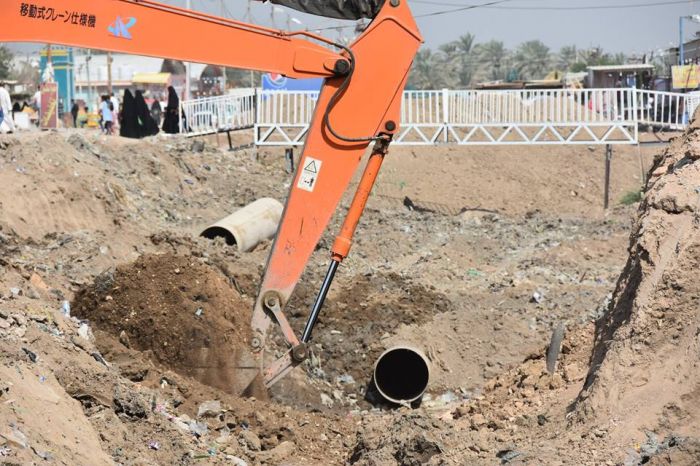 الكوادر الهندسية تستكمل اعمال دفن المبزل المحاذي للمرقد الشريف .