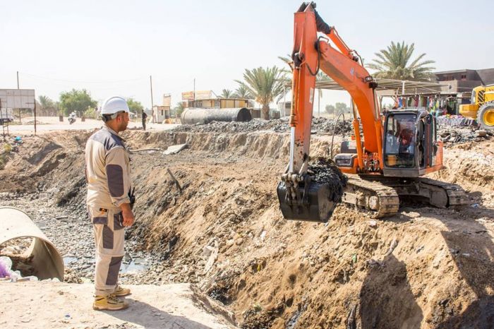 دفن المبزل المحاذي للمرقد الشريف بعد اكمال تأسيس ومد شبكة الانابيب وعمل فتحات منافذ المياة بين الانابيب .