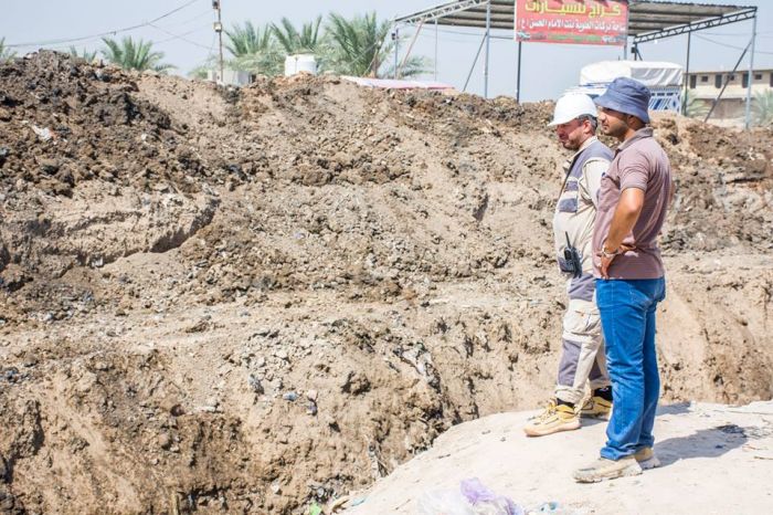 دفن المبزل المحاذي للمرقد الشريف بعد اكمال تأسيس ومد شبكة الانابيب وعمل فتحات منافذ المياة بين الانابيب .