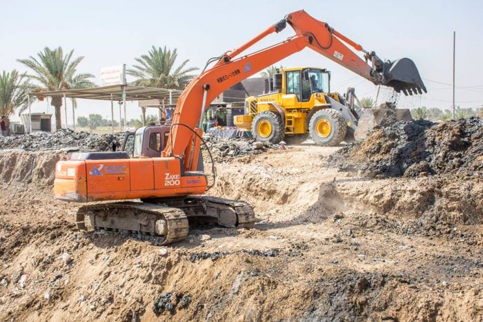 دفن المبزل المحاذي للمرقد الشريف بعد اكمال تأسيس ومد شبكة الانابيب وعمل فتحات منافذ المياة بين الانابيب .