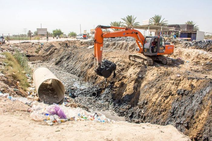 دفن المبزل المحاذي للمرقد الشريف بعد اكمال تأسيس ومد شبكة الانابيب وعمل فتحات منافذ المياة بين الانابيب .