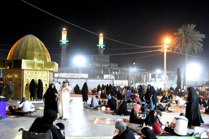 حركة الزائرين ليلاً - مرقد العلوية شريفة بنت الامام الحسن المجتبى (عليهما السلام).