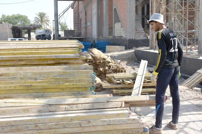 المباشرة بوضع القالب الخشبي لسقف الرواق الامامي للحرم الشريف.