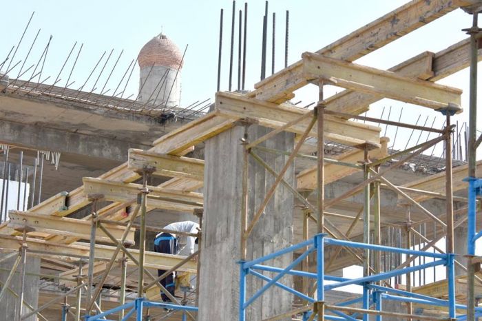 المباشرة بوضع القالب الخشبي لسقف الرواق الامامي للحرم الشريف.