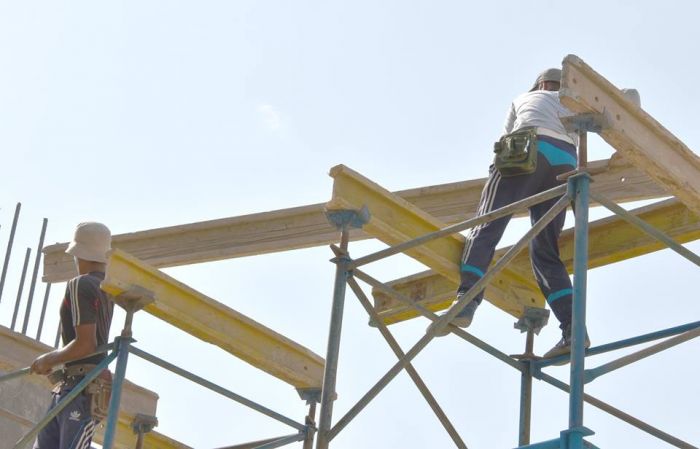 المباشرة بوضع القالب الخشبي لسقف الرواق الامامي للحرم الشريف.