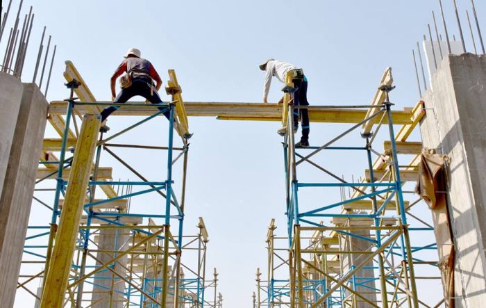 المباشرة بوضع القالب الخشبي لسقف الرواق الامامي للحرم الشريف.