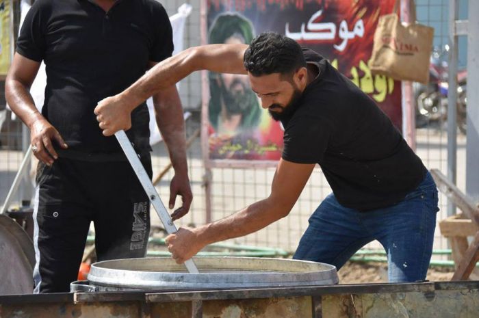 خدام المواكب الحسينية ينالون شرف الخدمة في مرقد العلوية الشريفة بنت الحسن (ع).