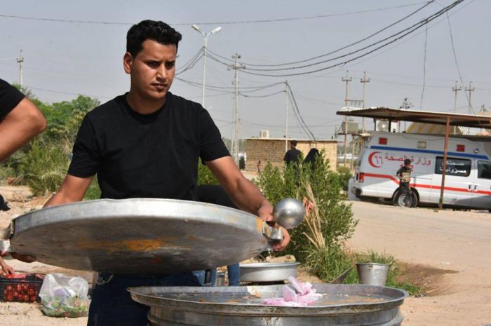 خدام المواكب الحسينية ينالون شرف الخدمة في مرقد العلوية الشريفة بنت الحسن (ع).