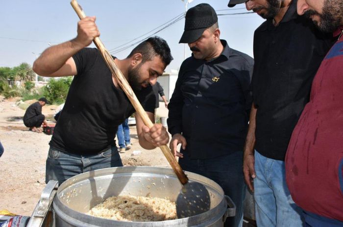 خدام المواكب الحسينية ينالون شرف الخدمة في مرقد العلوية الشريفة بنت الحسن (ع).