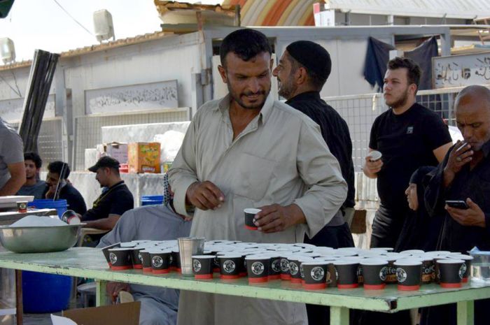 خدام المواكب الحسينية ينالون شرف الخدمة في مرقد العلوية الشريفة بنت الحسن (ع).