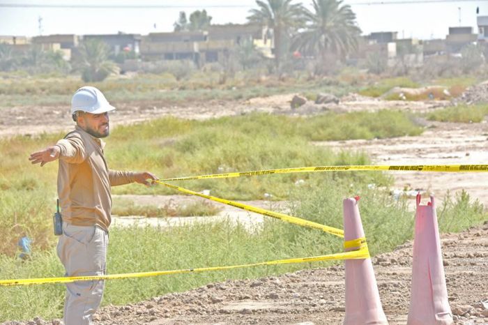 الشعبة الهندسية تباشر بأعمالها لوضع جهاز الكشف عن المواد المتفجرة.