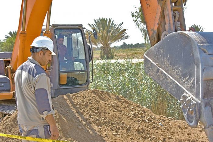 الشعبة الهندسية تباشر بأعمالها لوضع جهاز الكشف عن المواد المتفجرة.