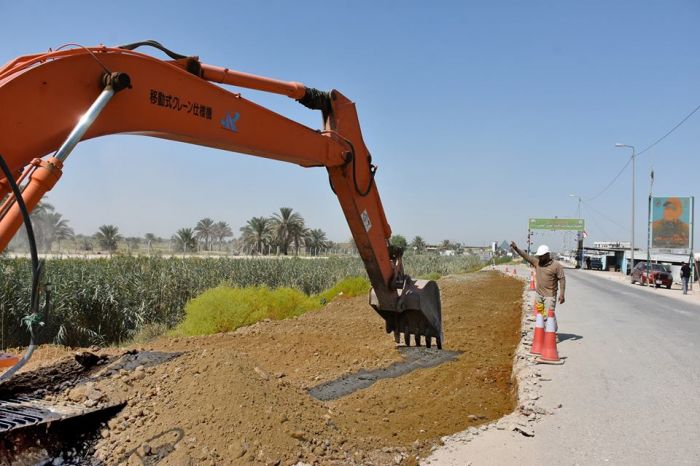 الشعبة الهندسية تباشر بأعمالها لوضع جهاز الكشف عن المواد المتفجرة.