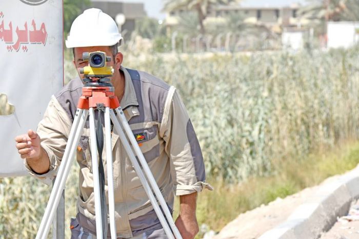 الشعبة الهندسية تباشر بأعمالها لوضع جهاز الكشف عن المواد المتفجرة.