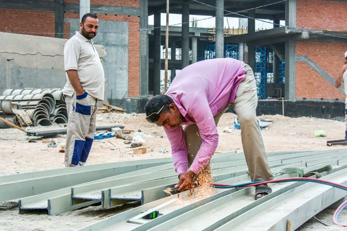 استمرار شركة وهج الرعد بأعمال الهيكل الحديدي للقبة الداخلية للمرقد الشريف
