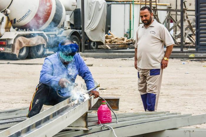 استمرار شركة وهج الرعد بأعمال الهيكل الحديدي للقبة الداخلية للمرقد الشريف