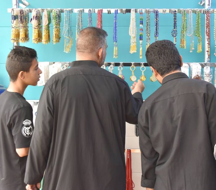 وحدة التبركات التابعة إلى المرقد الطاهر تواصل عملها الدؤوب في خدمة الزائرين الكرام