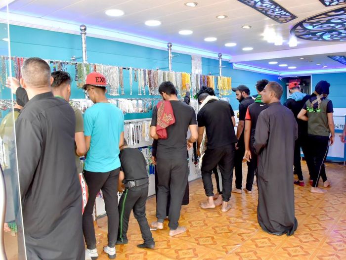 وحدة التبركات التابعة إلى المرقد الطاهر تواصل عملها الدؤوب في خدمة الزائرين الكرام