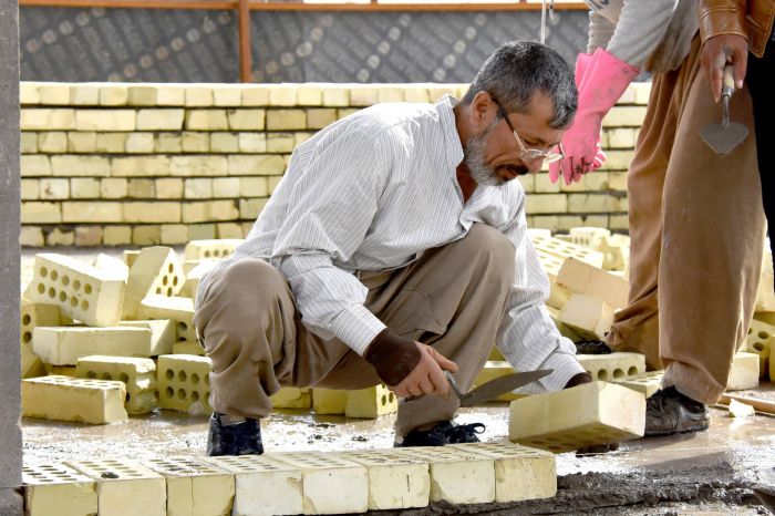 المباشرة ببناء القواطع للرواق الأمامي للمرقد الطاهر