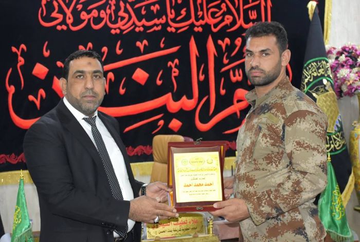 نائب الامين الخاص للمرقد الطاهر يكرم المدرب الاكاديمي العسكري في وزارة الداخلية ومدرب حماية الشخصيات للعتبة العباسية المقدسة.