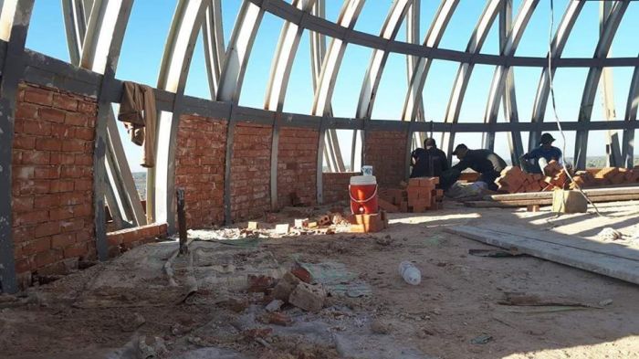 المباشرة ببناء القبة الداخلية المباركة للمرقد الطاهر بالطابوق