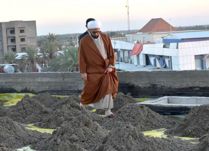 وضع قطع الفلين وفرش النايلون لسطح الحرم الشريف