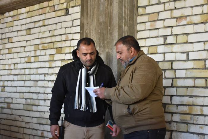 المباشرة بفرش الطبقة الثانية من مادة السبيس للرواق الشرقي للمرقد المطهر
