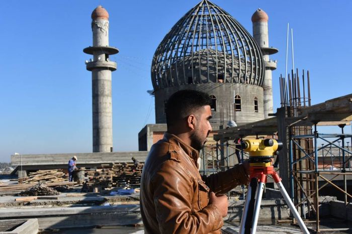 المباشرة بفرش الطبقة الثانية من مادة السبيس للرواق الشرقي للمرقد المطهر