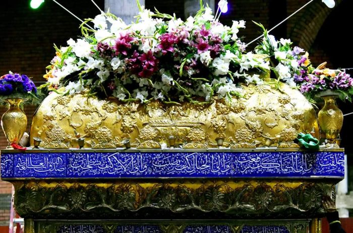 أكاليل الزهور تزين ضريح مرقد العلوية الشريفة بنت الامام الحسن المجتبى( عليهماالسلام )