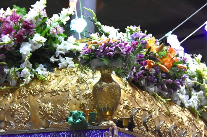 أكاليل الزهور تزين ضريح مرقد العلوية الشريفة بنت الامام الحسن المجتبى( عليهماالسلام )