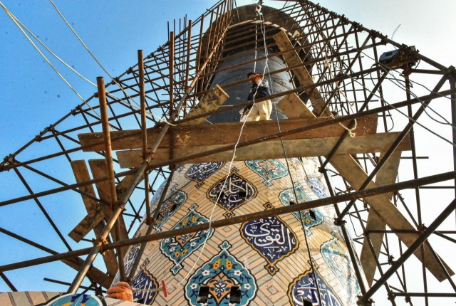 تغليف المأذن الخاصة بالمرقد الطاهر