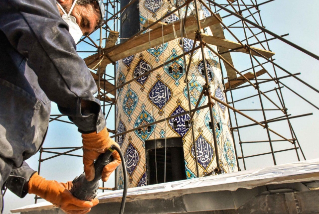 تغليف المأذن الخاصة بالمرقد الطاهر