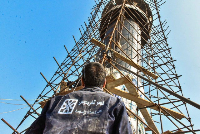 تغليف المأذن الخاصة بالمرقد الطاهر