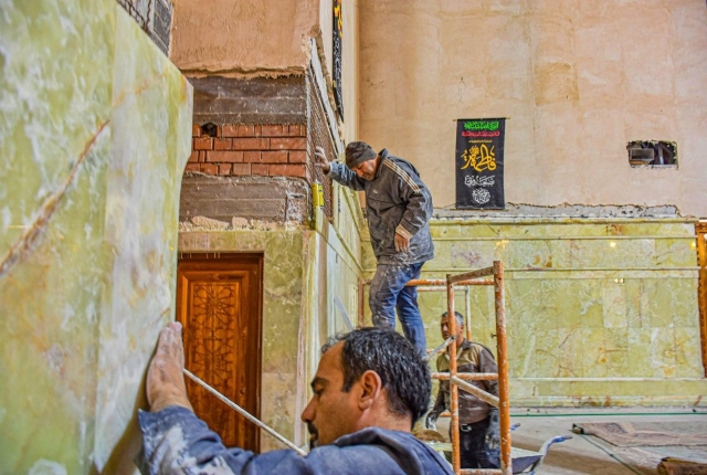 استمرار العمل في تغليف الجدران