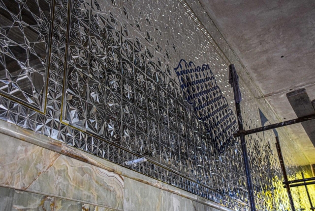 اروقة حرم طبيبة المعلولين تتزين بأجمل النقوش والزخارف العمرانية