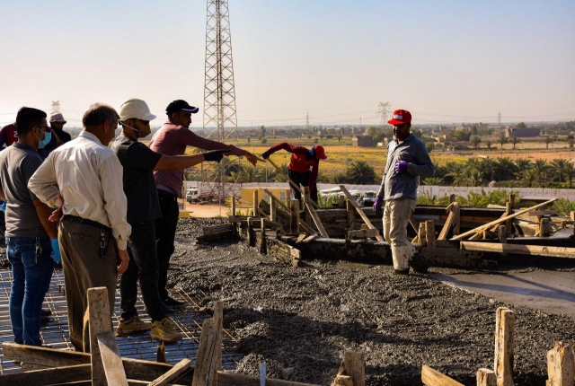 الكوادر الهندسية التابعة لمرقد العلوية الشريفة بنت الحسن المجتبى تباشر بصب فضاء سقف السكاي لايت لرواق السيدة ام البنين (ع)