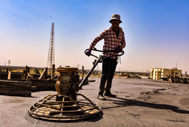 الكوادر الهندسية التابعة لمرقد العلوية الشريفة بنت الحسن المجتبى تباشر بصب فضاء سقف السكاي لايت لرواق السيدة ام البنين (ع)