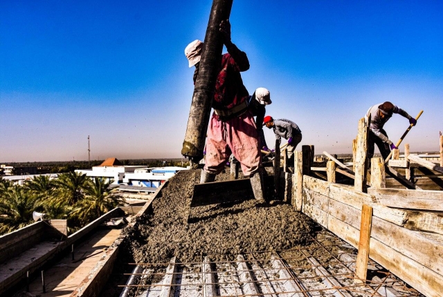 الكوادر الهندسية التابعة لمرقد العلوية الشريفة بنت الحسن المجتبى تباشر بصب فضاء سقف السكاي لايت لرواق السيدة ام البنين (ع)