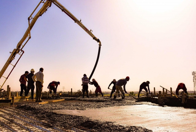 الكوادر الهندسية التابعة لمرقد العلوية الشريفة بنت الحسن المجتبى تباشر بصب فضاء سقف السكاي لايت لرواق السيدة ام البنين (ع)