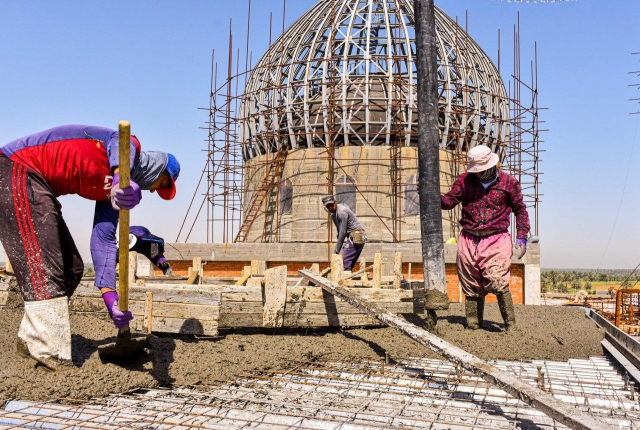 الكوادر الهندسية التابعة لمرقد العلوية الشريفة بنت الحسن المجتبى تباشر بصب فضاء سقف السكاي لايت لرواق السيدة ام البنين (ع)