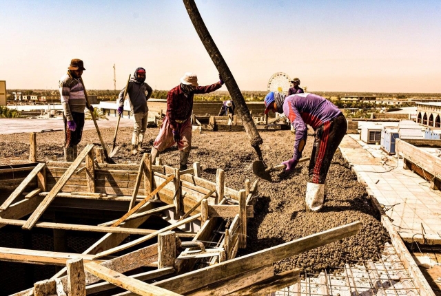 الكوادر الهندسية التابعة لمرقد العلوية الشريفة بنت الحسن المجتبى تباشر بصب فضاء سقف السكاي لايت لرواق السيدة ام البنين (ع)