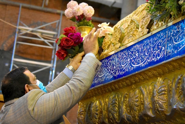 مرقد طبيبة المعلولين يتزين بالورود بمناسبة عيد الله الاكبر