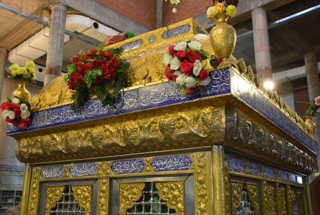 مرقد طبيبة المعلولين يتزين بالورود بمناسبة عيد الله الاكبر