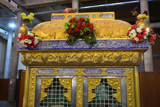 مرقد طبيبة المعلولين يتزين بالورود بمناسبة عيد الله الاكبر