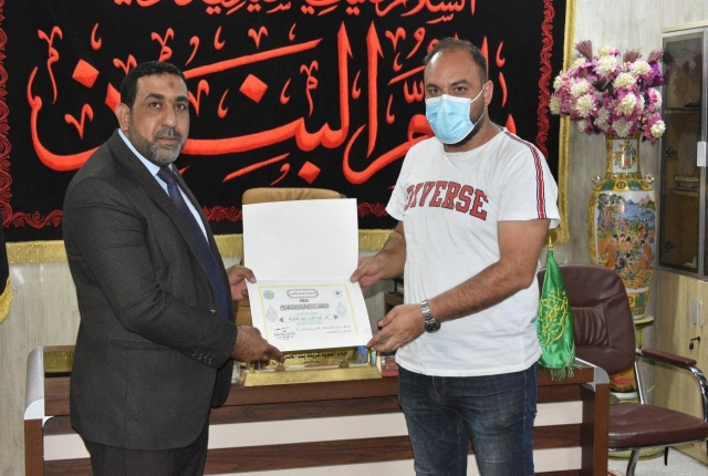 امانة_مزار_الشريفة_بنت الامام الحسن المطهرة تكرم متبرعين بمادة العزل المائي.